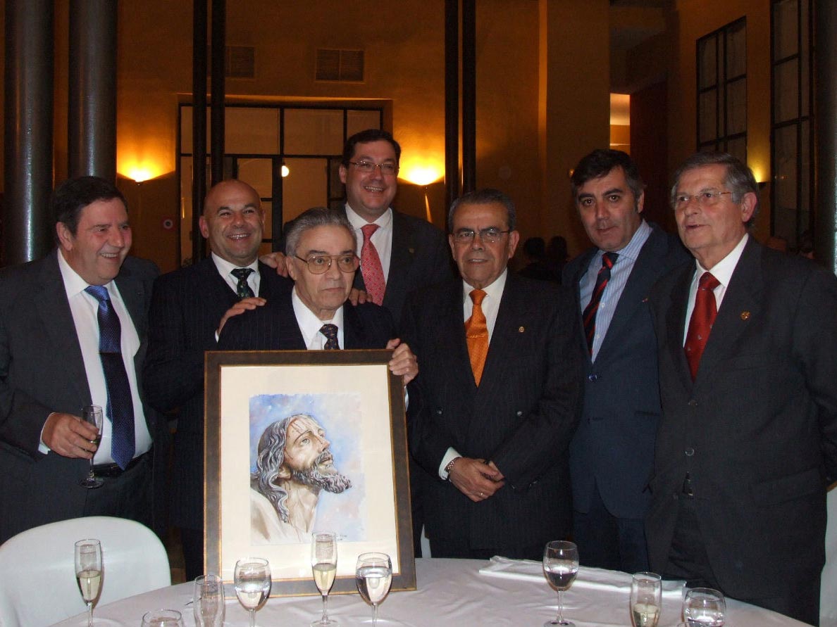 Guillermo Carmona, en el centro, durante la cena celebrada con motivo de la terminación de su labor como Hermano Mayor